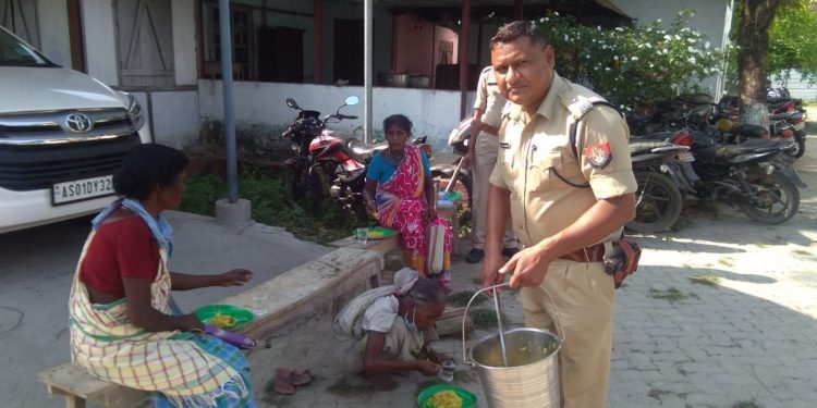 COVID -19 : Men in khaki offer meals to the poor and needy in Kokrajhar