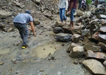 Manipur :  Vehicles  stranded  due to landslide  along NH -37