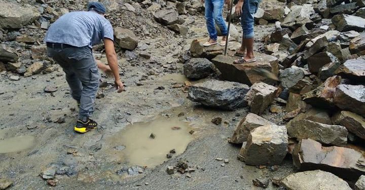 Manipur : Vehicles stranded due to landslide along NH -37