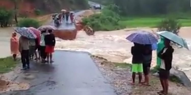 Meghalaya : Heavy rains & landslides kill at least 13 people