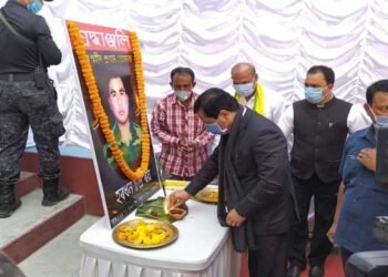 Assam CM hands over  a cheque of 20 lakh to Martyr  Hardhan Roy’s family