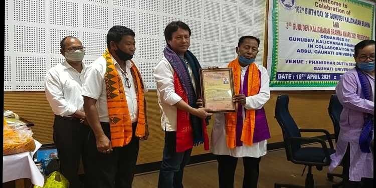 Gurudev Kalicharan Brahma award conferred to Padmashri Kameswar Brahma