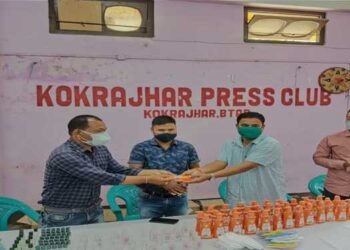 BTC EM  Daobaisa Boro distributes hands sanitizers , masks to  journos
