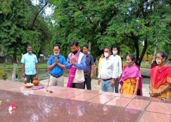 Assam:   Newly inducted Cabinet minister UG Brahma offers floral tributes to Bodofa Upendra Nath Brahma
