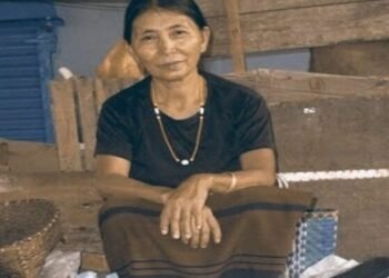 Opinion : I handed over my umbrella to a lady vendor