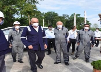 Union Petroleum Secretary Reviews NRL Projects