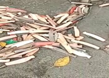 Ka Sur Ki Nongmawlai surrenders traditional  knives  near main  Secretariat gate