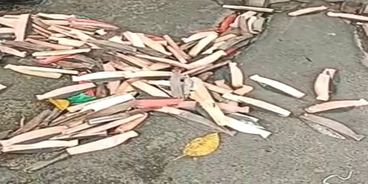 Ka Sur Ki Nongmawlai surrenders traditional knives near main Secretariat gate