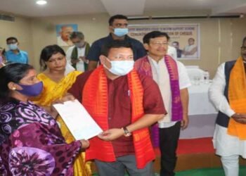 BTR : 26 widows of deceased  Covid patients handed over cheques of Rs. 2.5 lakhs each