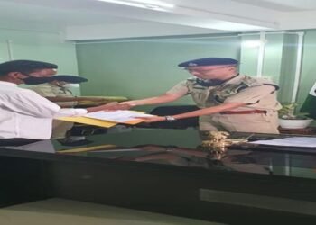 4 youths  felicitated  for  their heroic  acts  in rescuing trapped   bus passengers