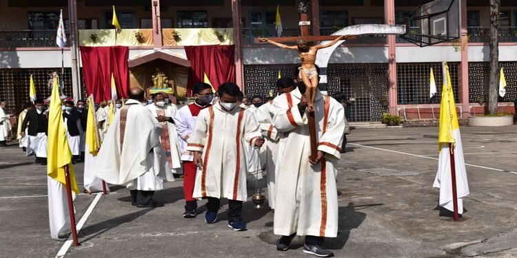 Rev. Victor Lyngdoh unfurls Salesian flag to mark 100 years of arrival of the Salsesian Congregation to NE