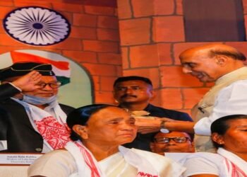 Defence  Minster  felicitates 1971 war veterans in Assam