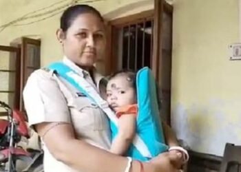 Lady Cop  takes 7-month-old baby to work, wins accolades