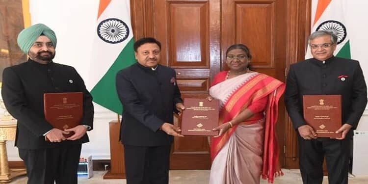 E C submits list of newly elected members to the Lok Sabha to the President