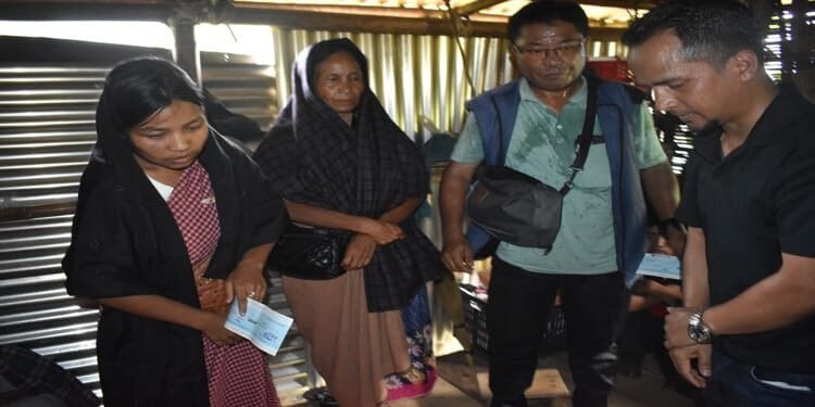 Disaster Management Minister hands over ex-gratia to family of victims killed in landslide