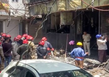Delhi hotels catch fire; 21 die