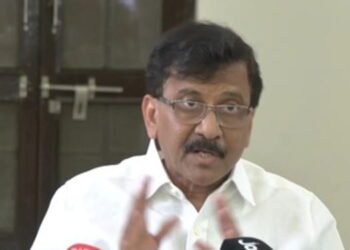 Shiv Sena UBT Faces Revolt as 6 MPs Court NDA